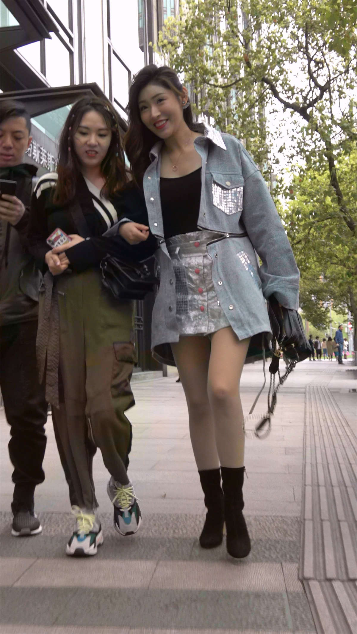 图片[2]-时尚气质的美腿丝袜女孩-日更街拍