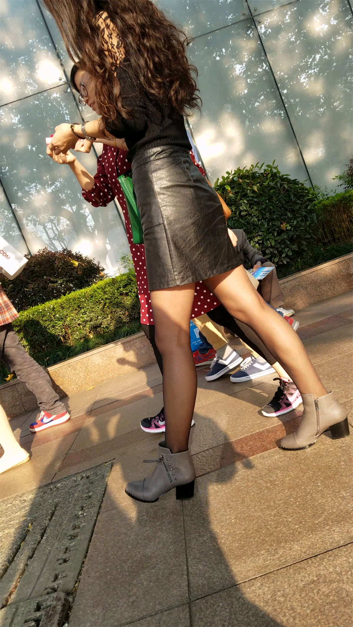 图片[2]-黑色皮短裙黑色丝袜好身材长发美眉-日更街拍