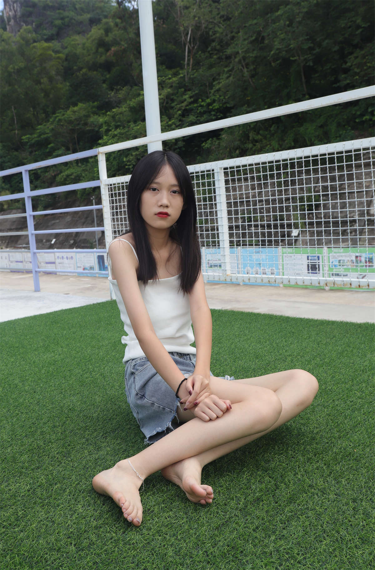 aappary摄影 No.005 使出混身解数终于哄得表妹拍了套吊带美脚图-日更街拍