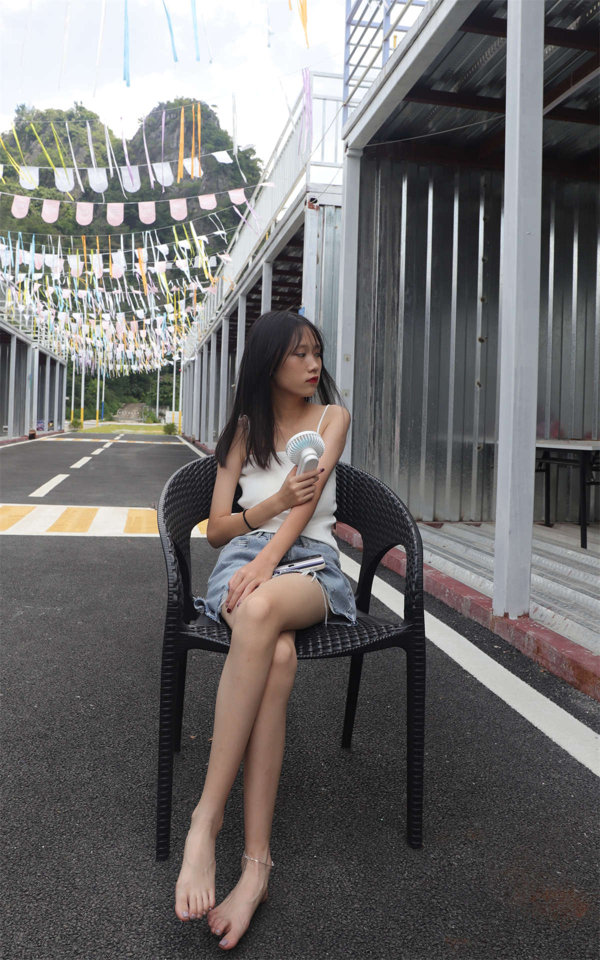 图片[2]-aappary摄影 No.005 使出混身解数终于哄得表妹拍了套吊带美脚图-日更街拍