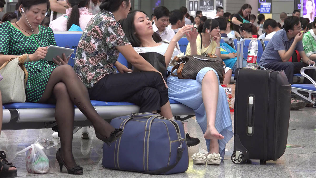 图片[2]-主人公是位年轻MM，虽然坐着，但也看得出身材不错，足底成色不错-日更街拍