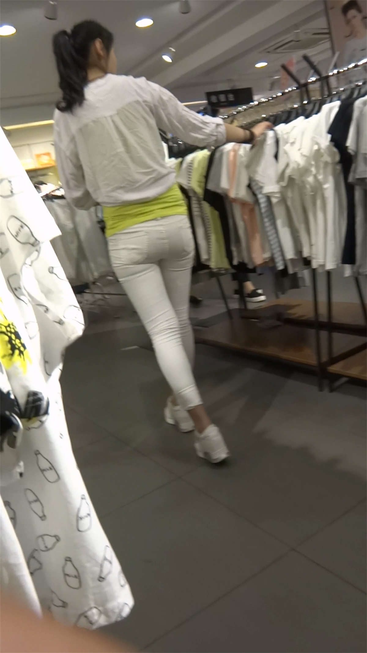 极品好身材紧身白裤美女-日更街拍