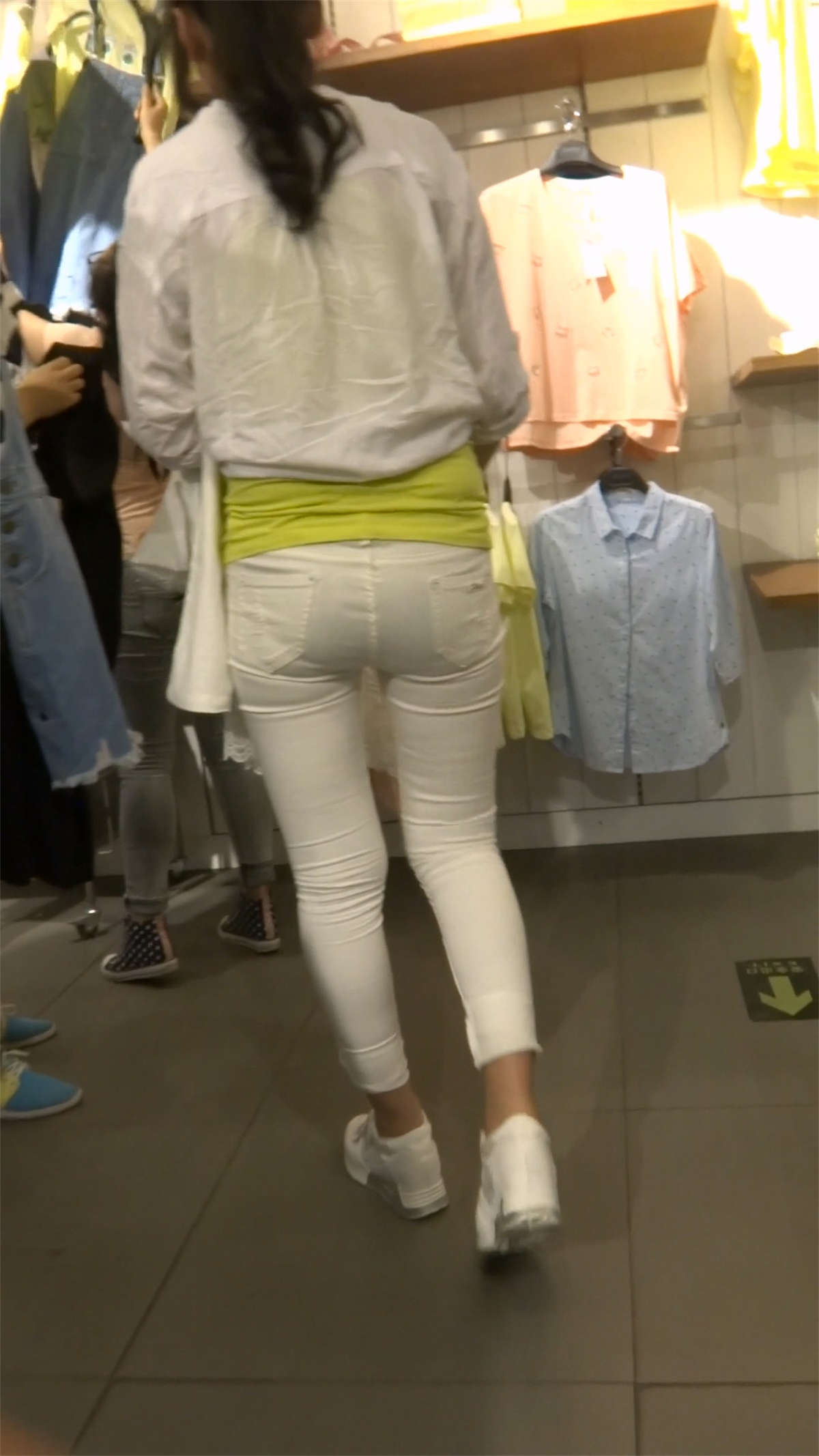 图片[2]-极品好身材紧身白裤美女-日更街拍