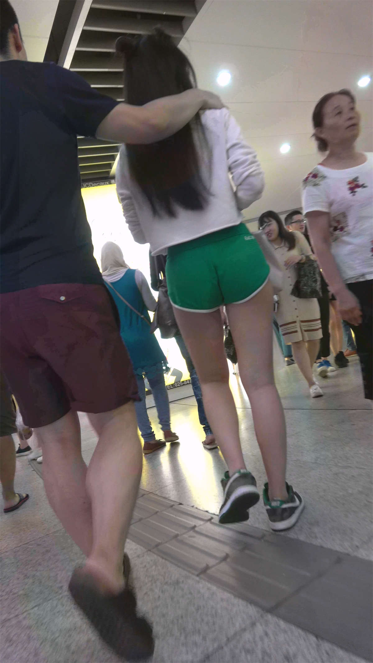 图片[2]-蓝色短裤靓妹-日更街拍