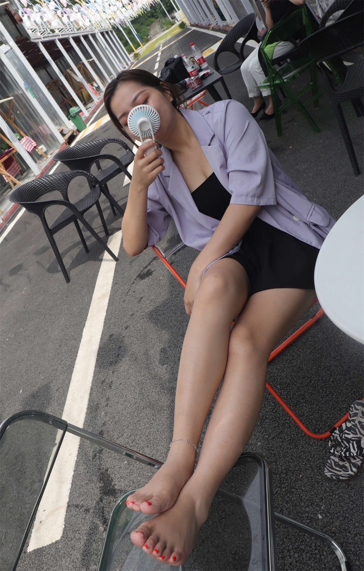 图片[2]-aapary摄影 No.056 小芳大方地把人字拖脱了给我拍照-日更街拍