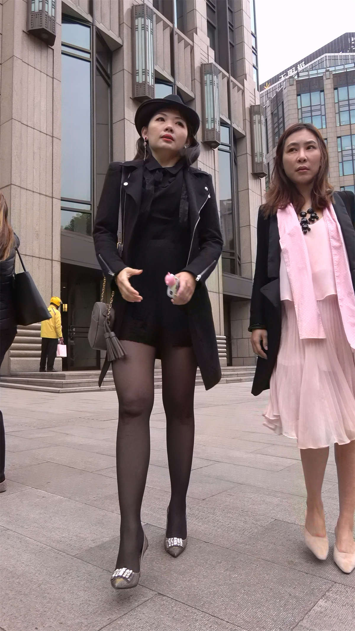 成熟的黑丝女-日更街拍