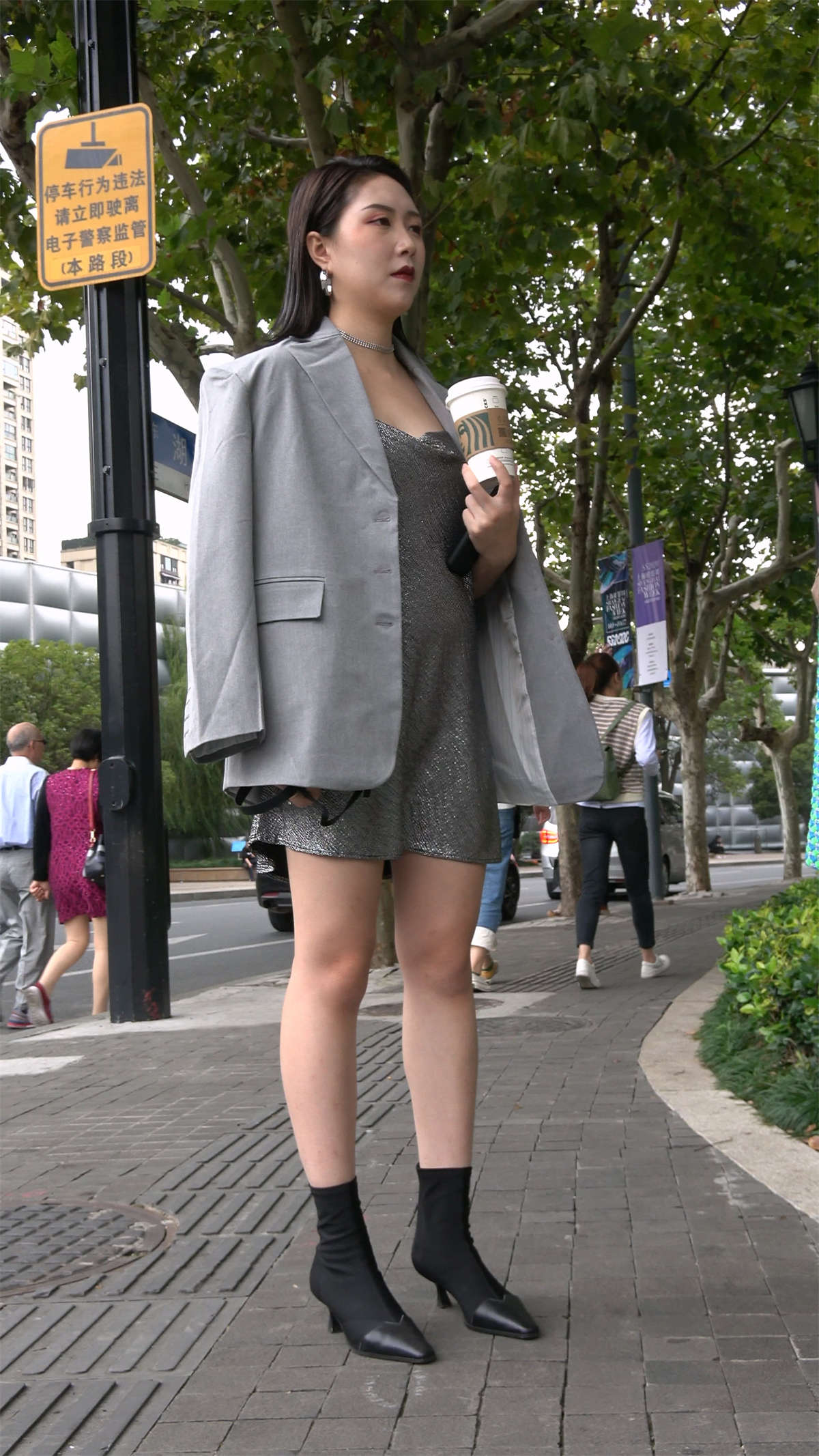 性感长腿时尚御姐型美女-日更街拍