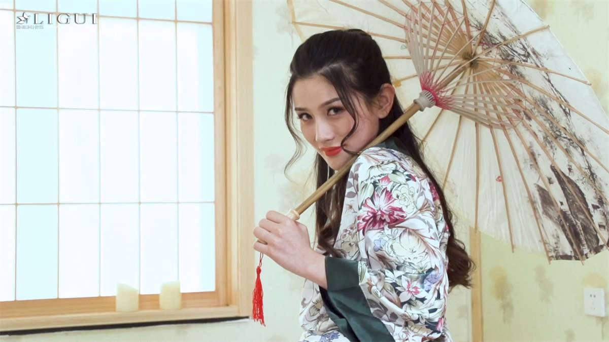 Ligui丽柜视频 2020.09.01 和风物语の伞中情 甜甜-日更街拍