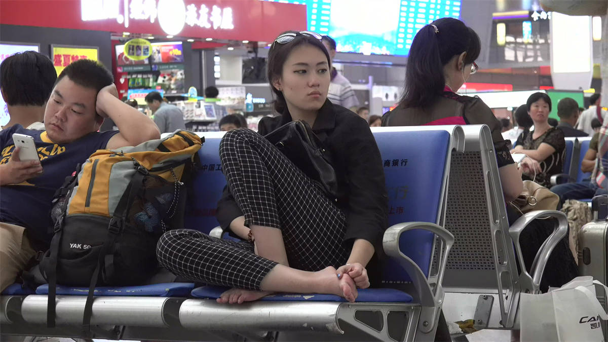 能想像制服诱惑出场的高冷妹子最后抠足底的样子吗？-日更街拍