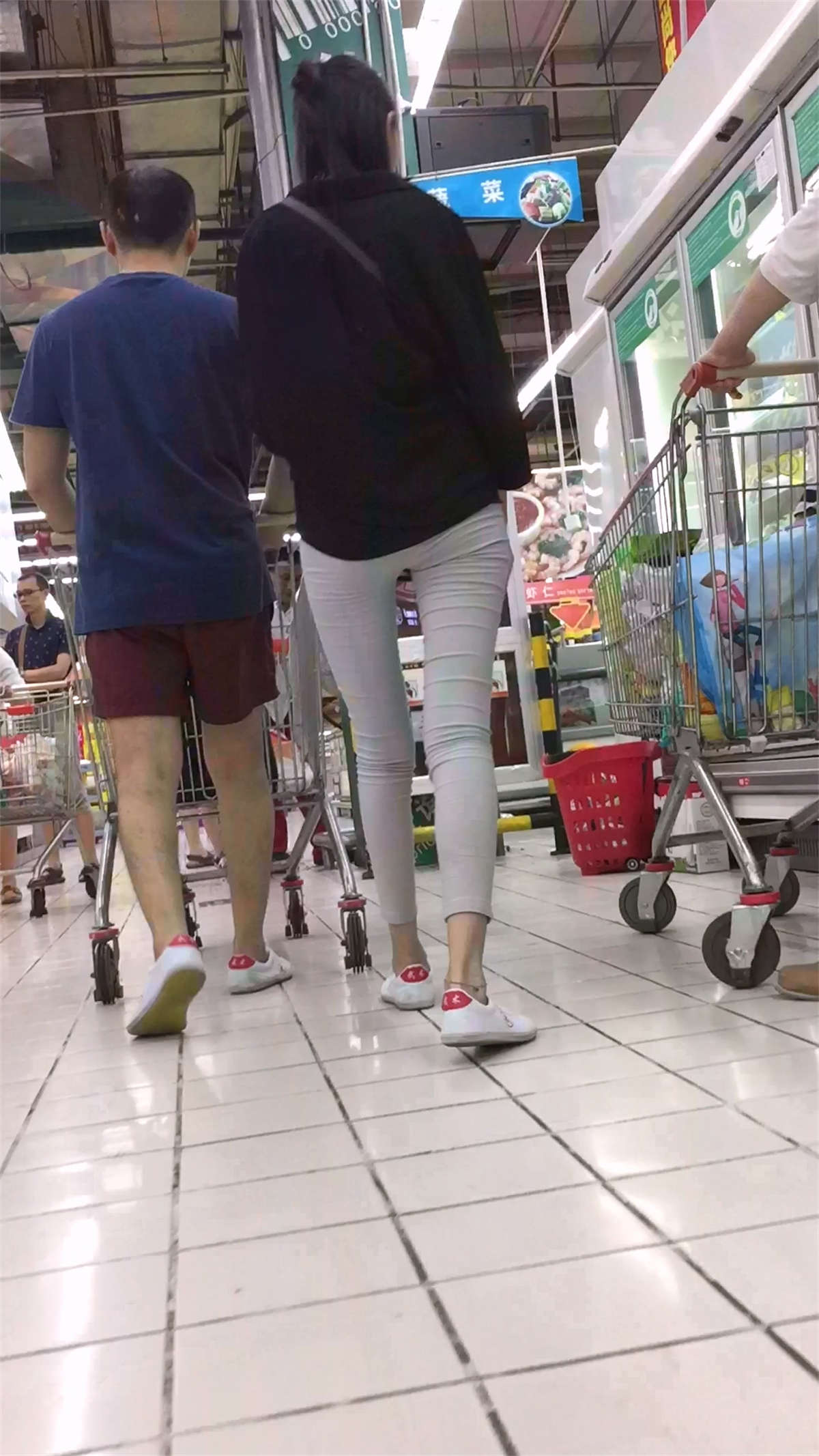 身材苗条细得跟竹竿似的美女逛超市-日更街拍
