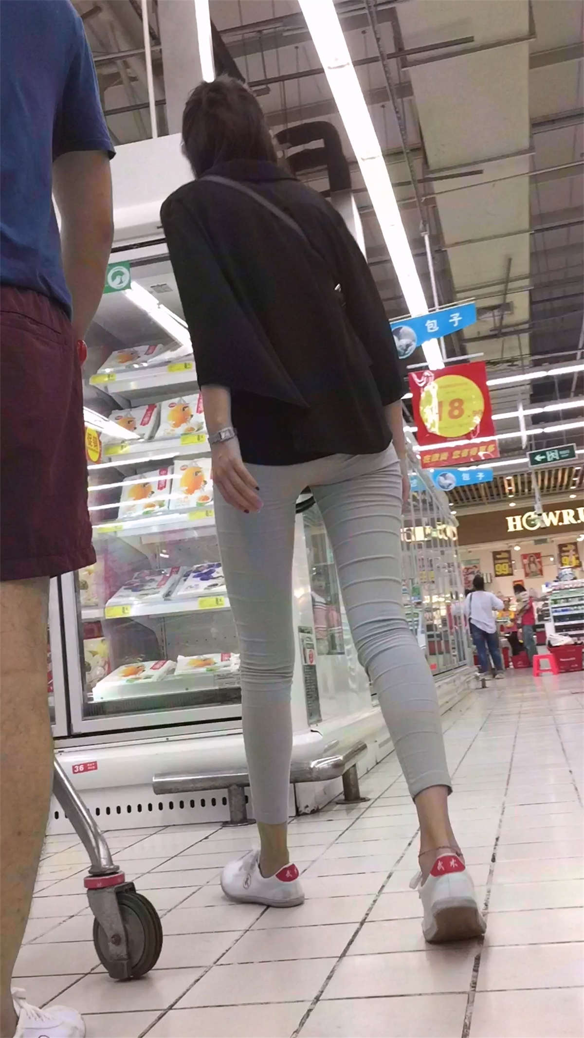 图片[2]-身材苗条细得跟竹竿似的美女逛超市-日更街拍