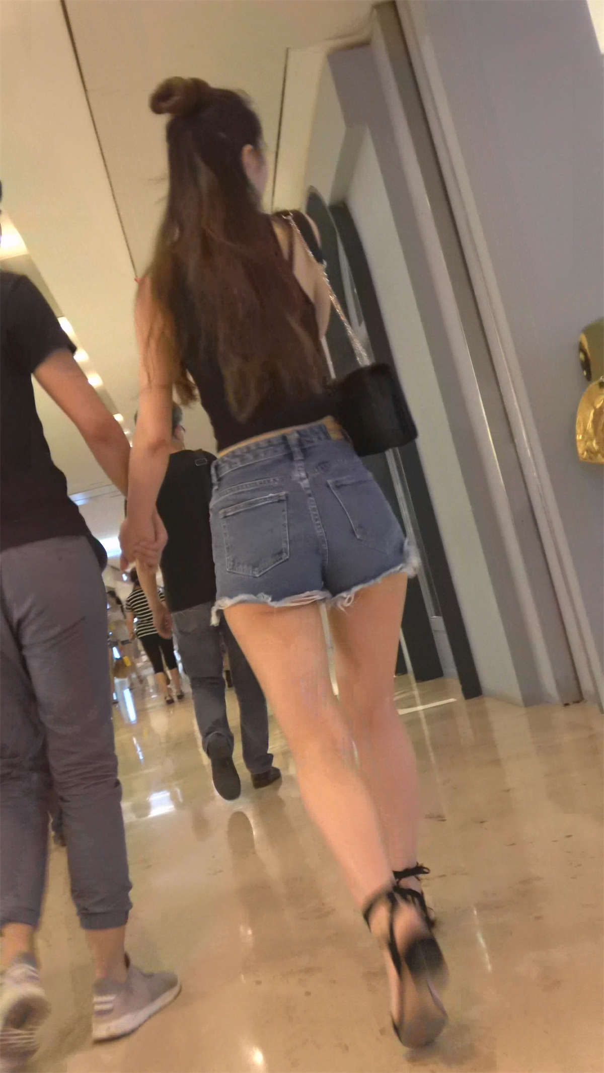 拥有这么没的女友-日更街拍