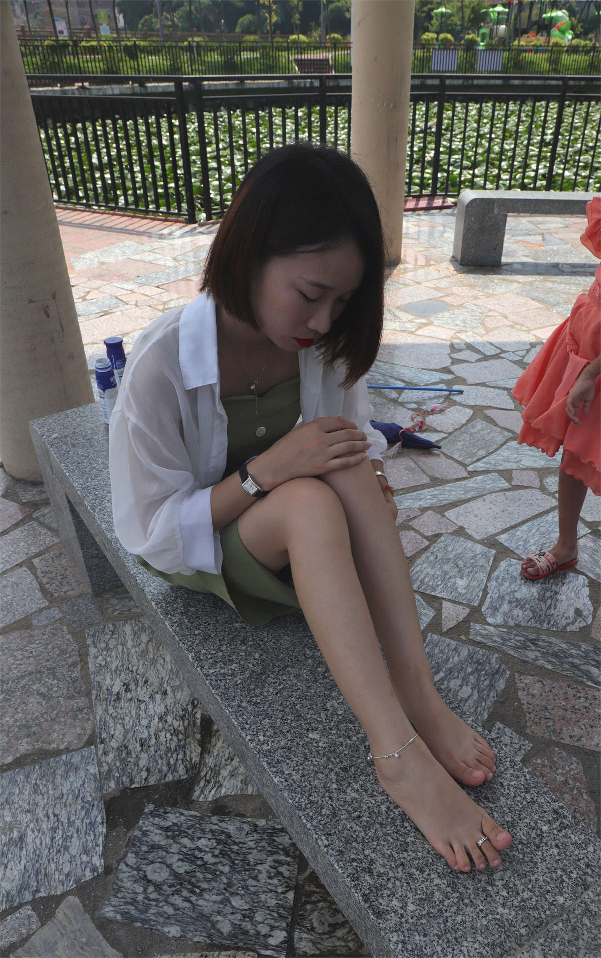 图片[2]-aappary摄影 No.006 气质美少妇嫣茹在湖中亭大方秀脚-日更街拍