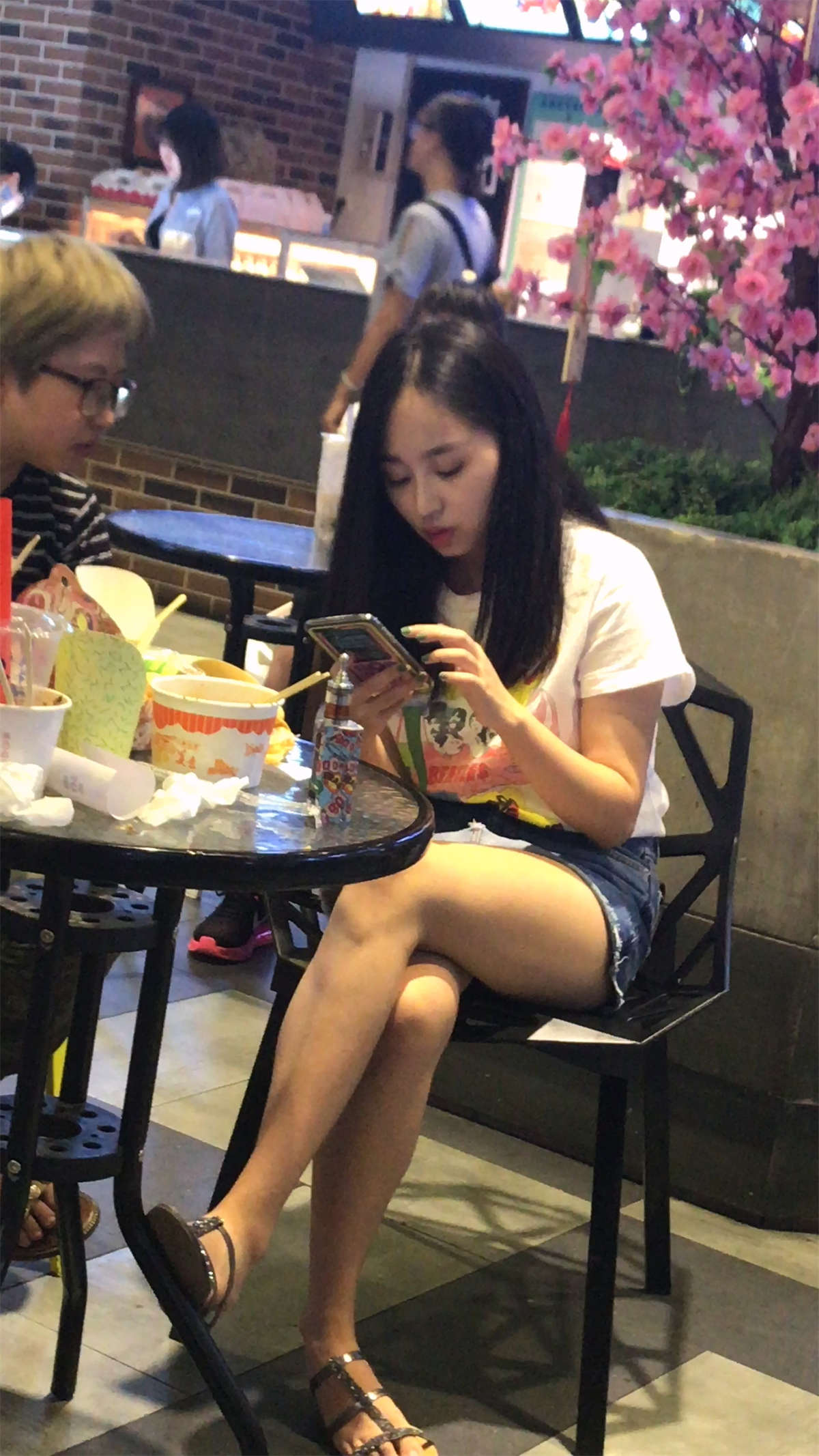 图片[2]-极品MM在吃饭-日更街拍