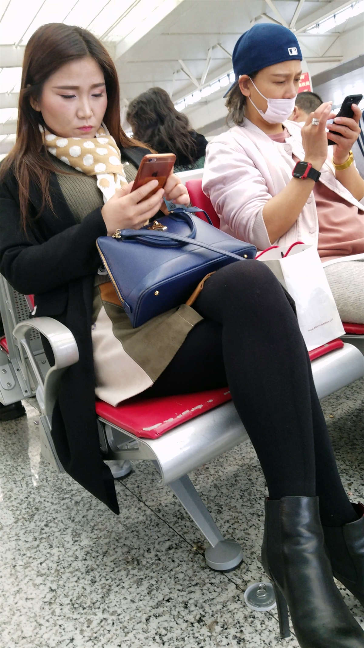 图片[2]-黑色裤袜短靴气质性感美女-日更街拍