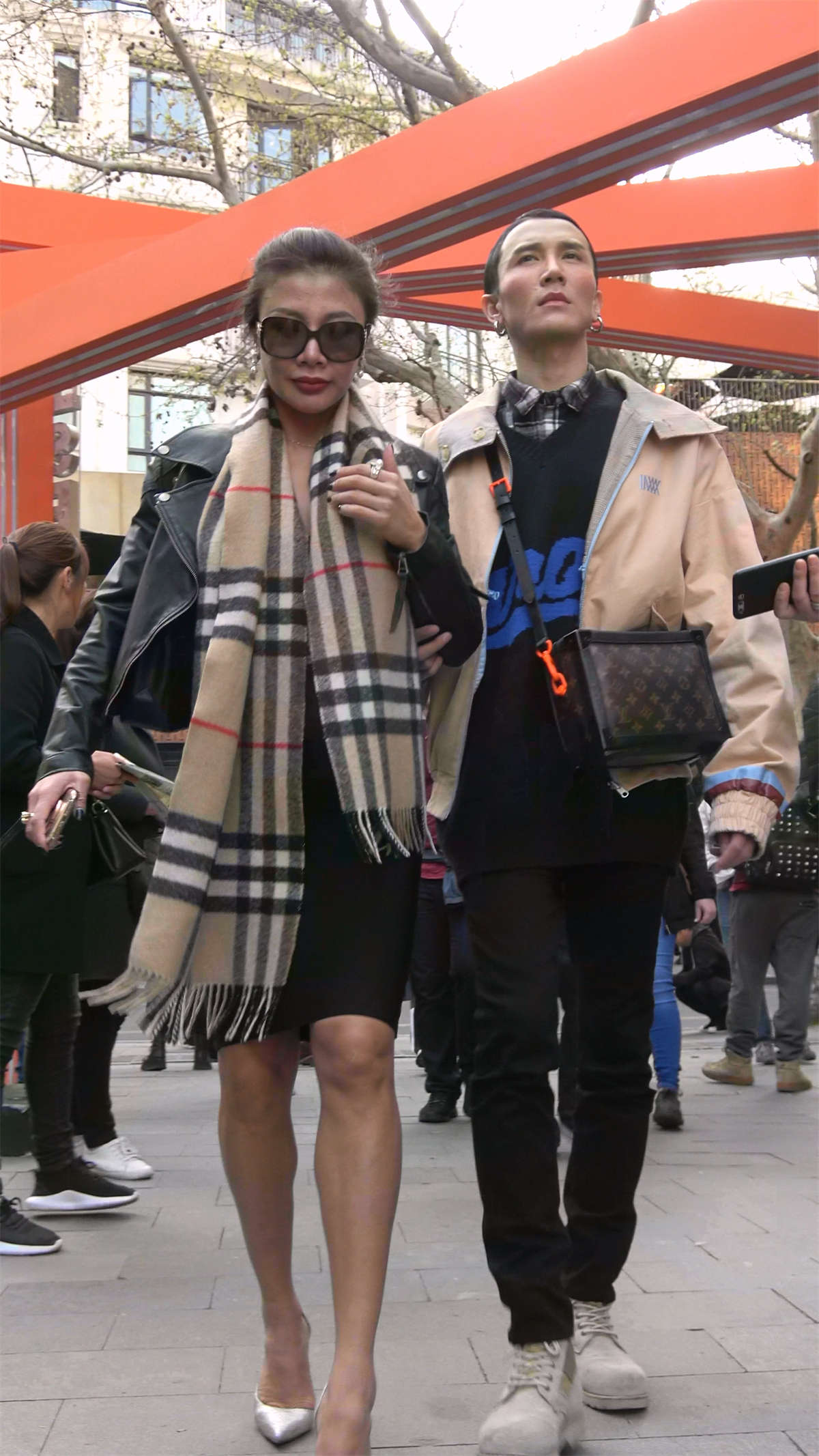 图片[2]-成熟的包臀裙高跟女子-日更街拍