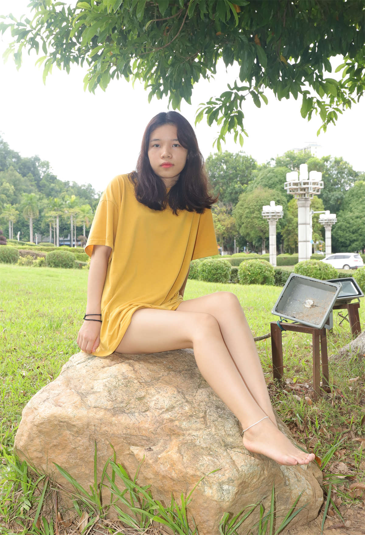 图片[2]-aapary摄影 No.057 新模小宁草地上大方露出美脚-日更街拍