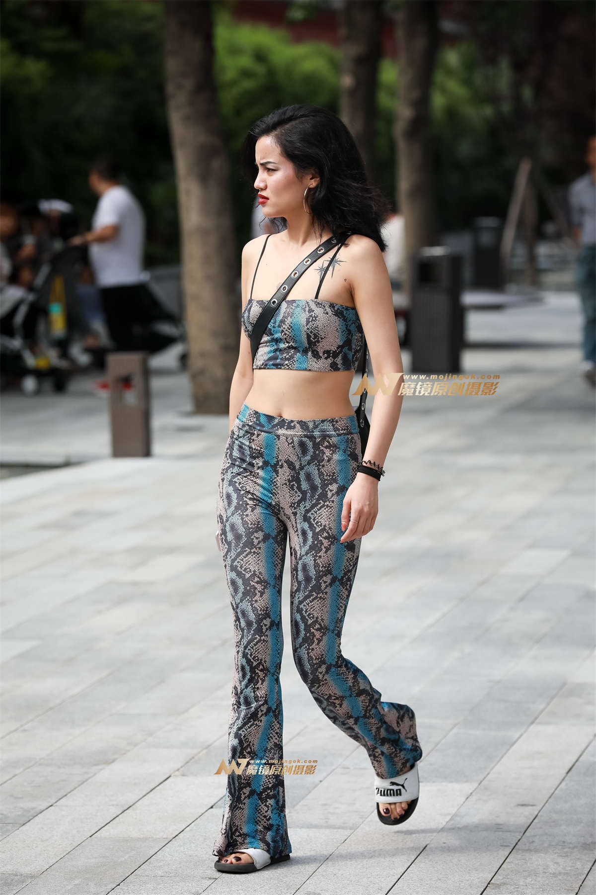 【凯恩赛帖】紧身露脐小背心美女赚足了回头率-日更街拍