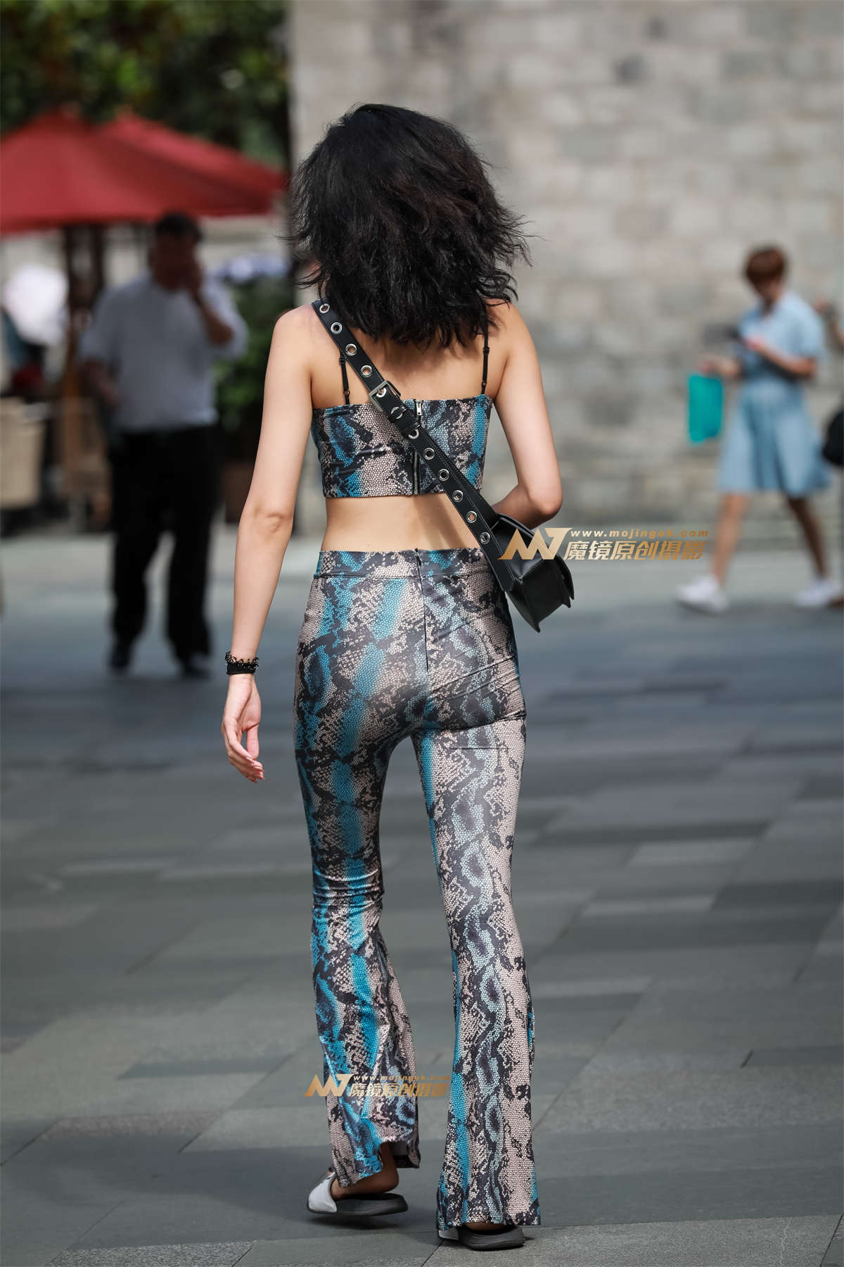 图片[2]-【凯恩赛帖】紧身露脐小背心美女赚足了回头率-日更街拍