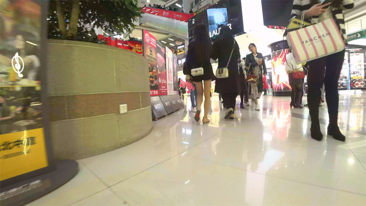 图片[2]-商场夹娃娃的美腿美女-日更街拍