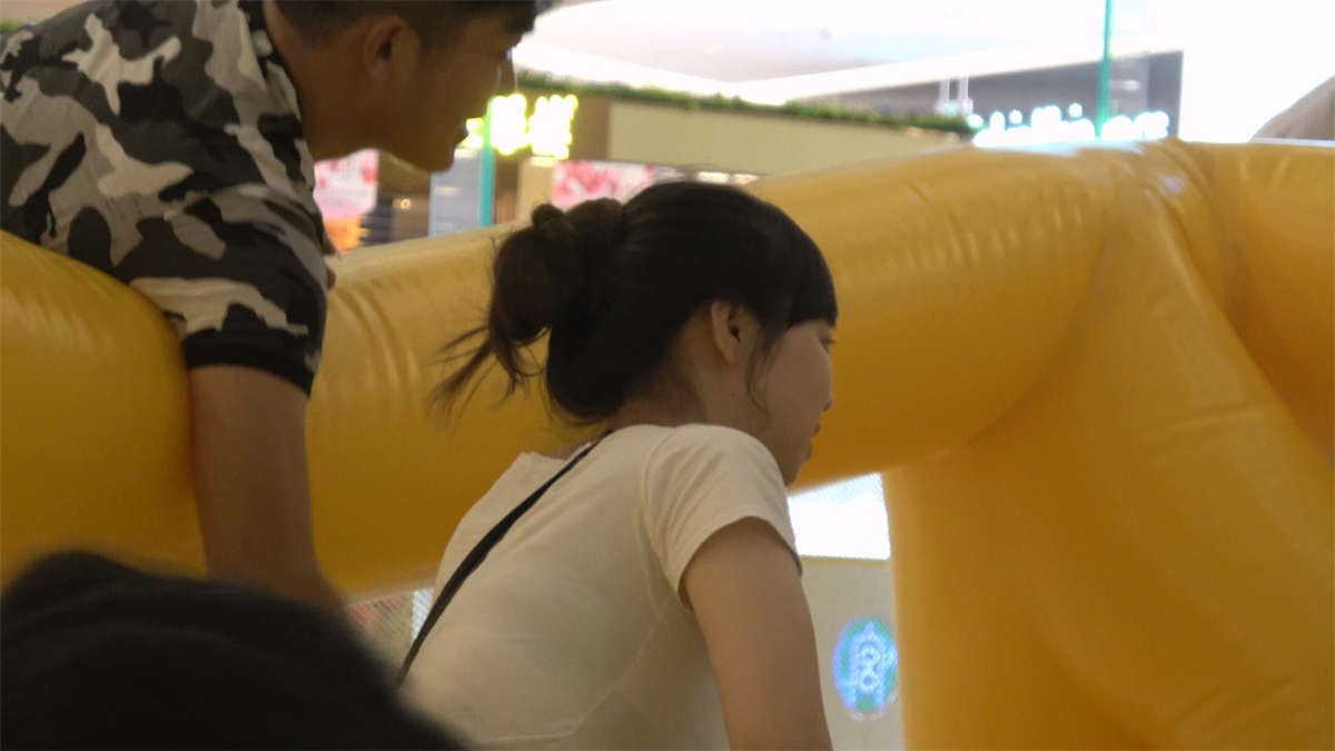 图片[2]-染黑色指甲的短肉丝袜美脚-日更街拍