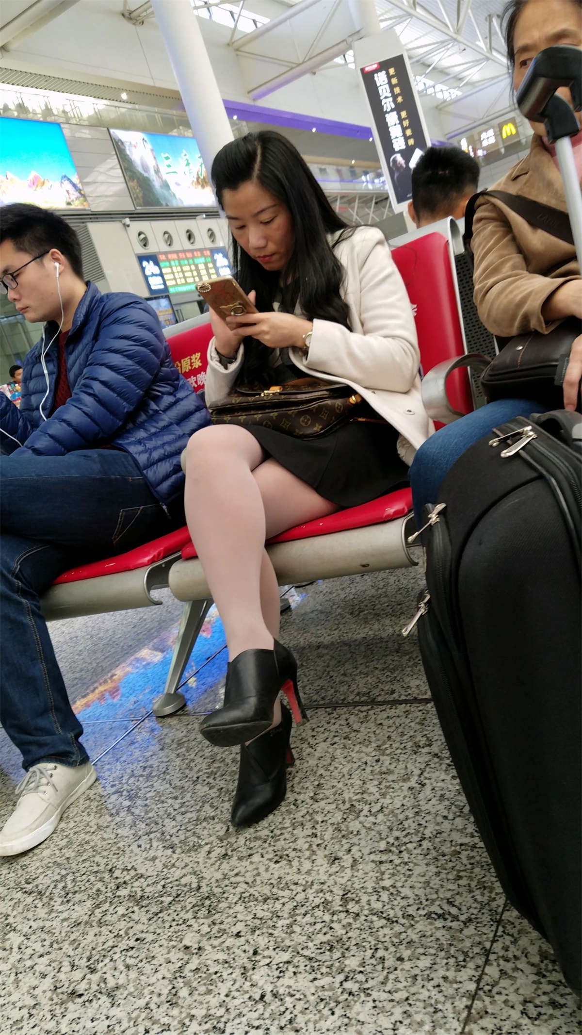 图片[2]-黑色高跟鞋性感街拍丝袜少妇-日更街拍