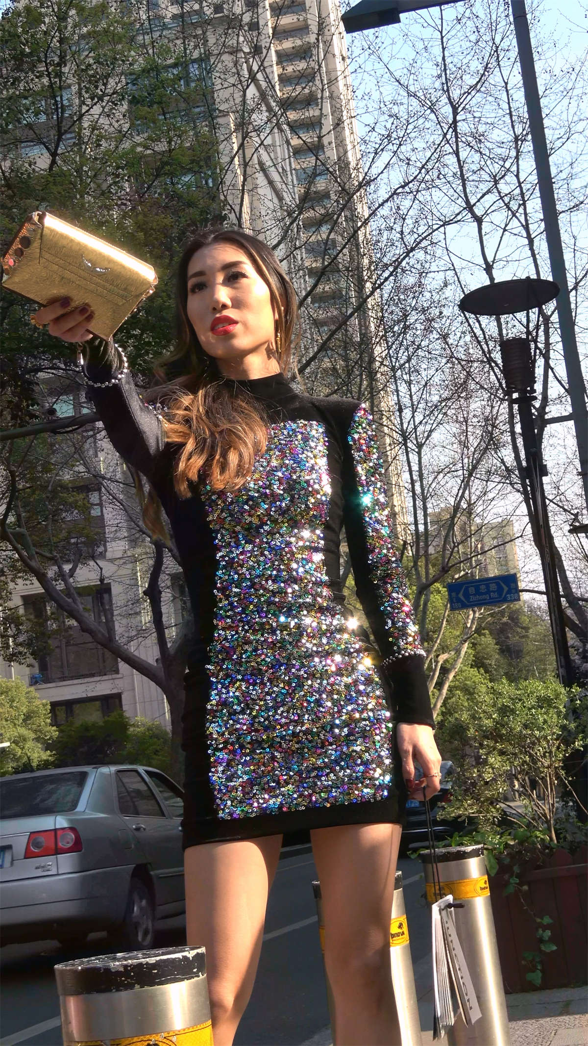 图片[2]-性感火辣身材的包臀裙女郎-日更街拍