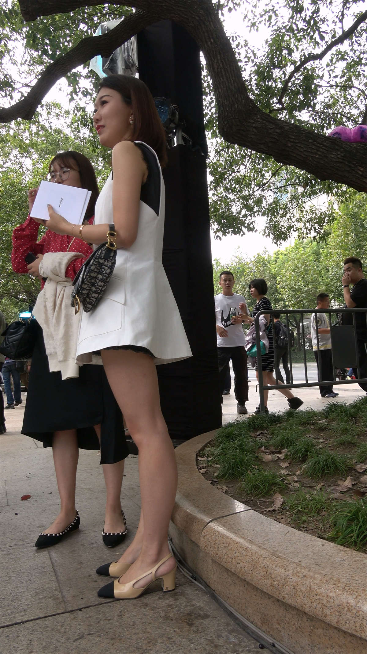 图片[2]-打电话的美腿高跟时尚靓女-日更街拍