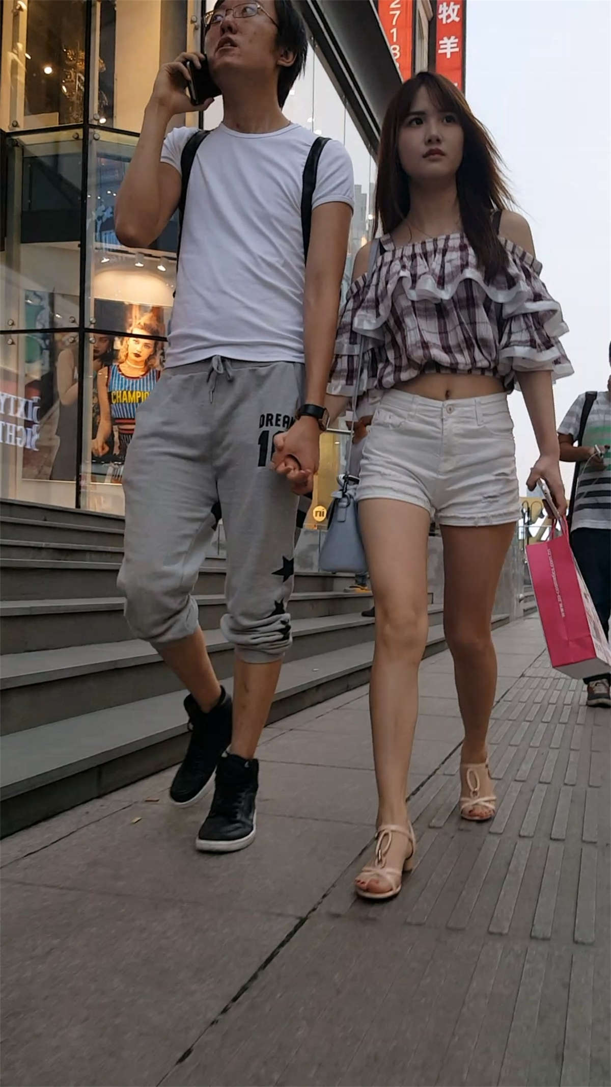 白色紧绷热裤长发美女和男友一起逛街-日更街拍