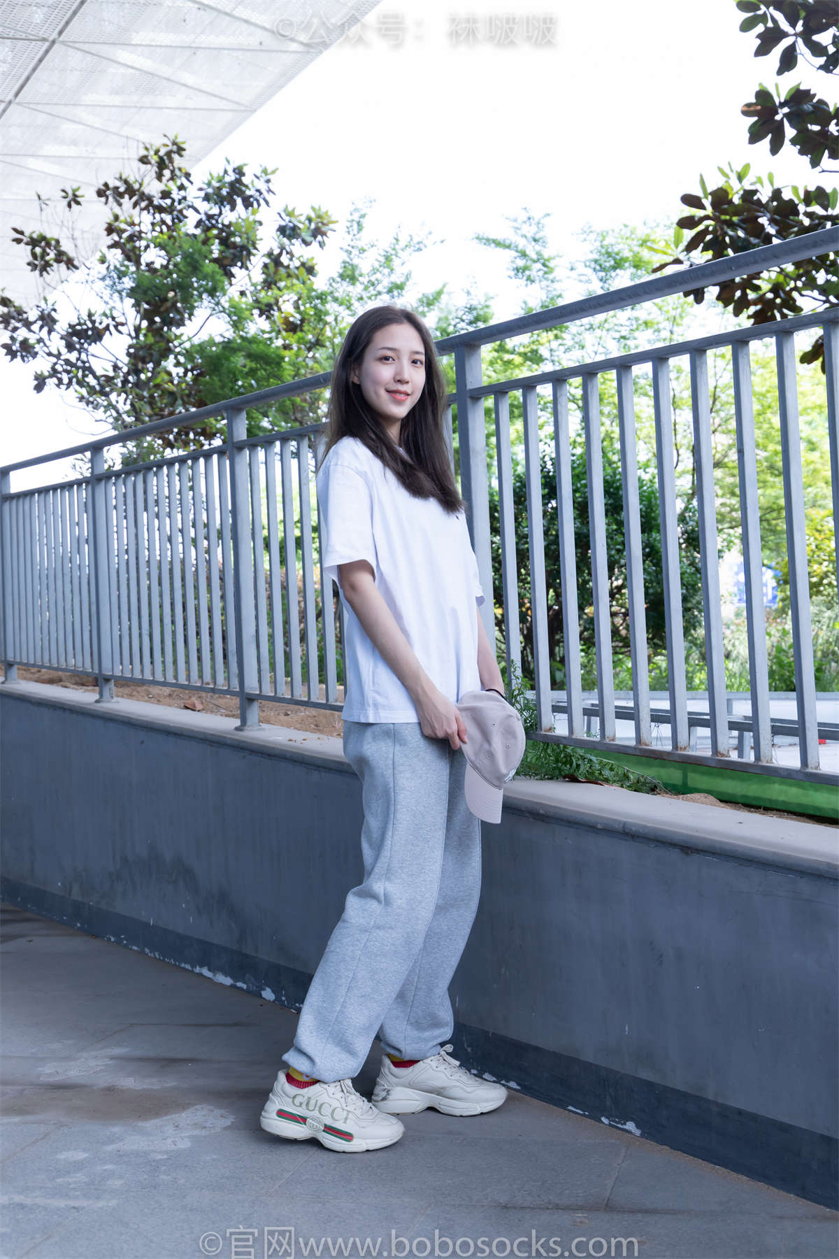 图片[2]-袜啵啵 No.012 泡芙-运动鞋、白棉袜、裸足常规加长版-日更街拍