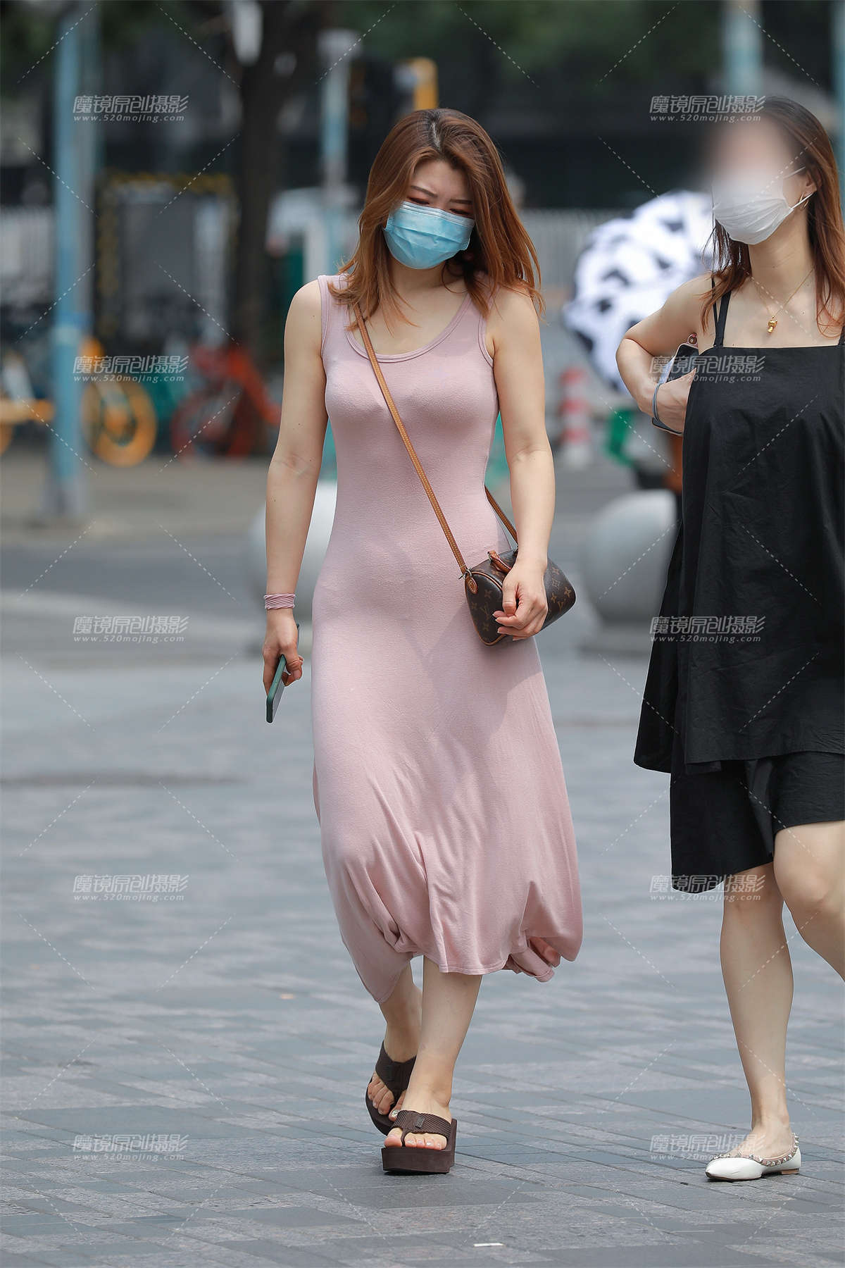 【玻璃赛帖】阳光下的包臀裙小姐姐-日更街拍