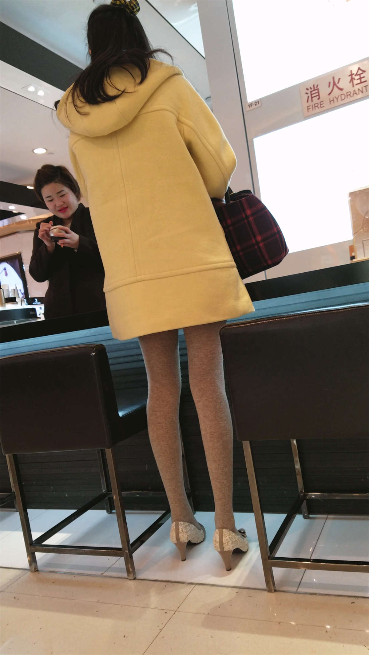 图片[2]-商场买化妆品的黄色风衣丝袜高跟少妇-日更街拍