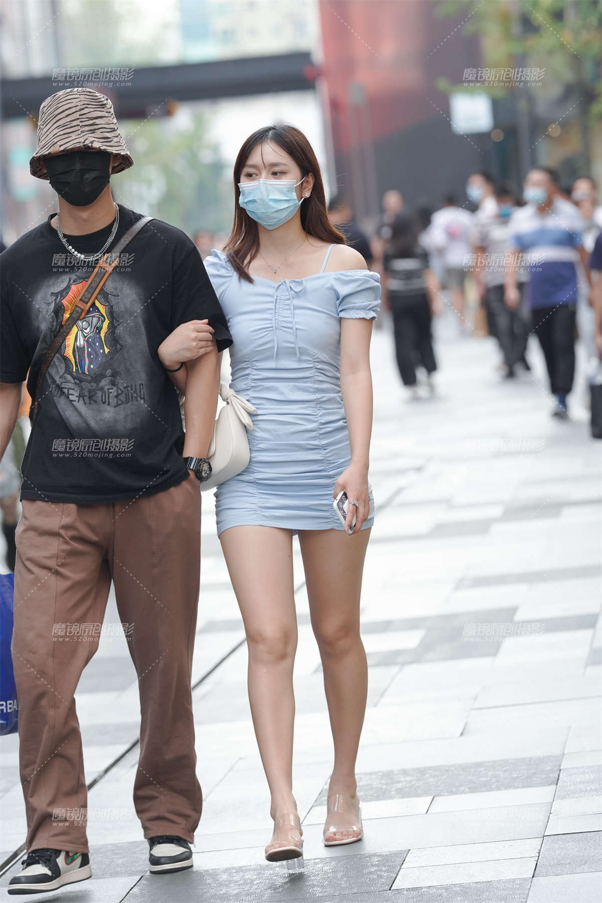 包臀短裙 好身材展露无疑-日更街拍