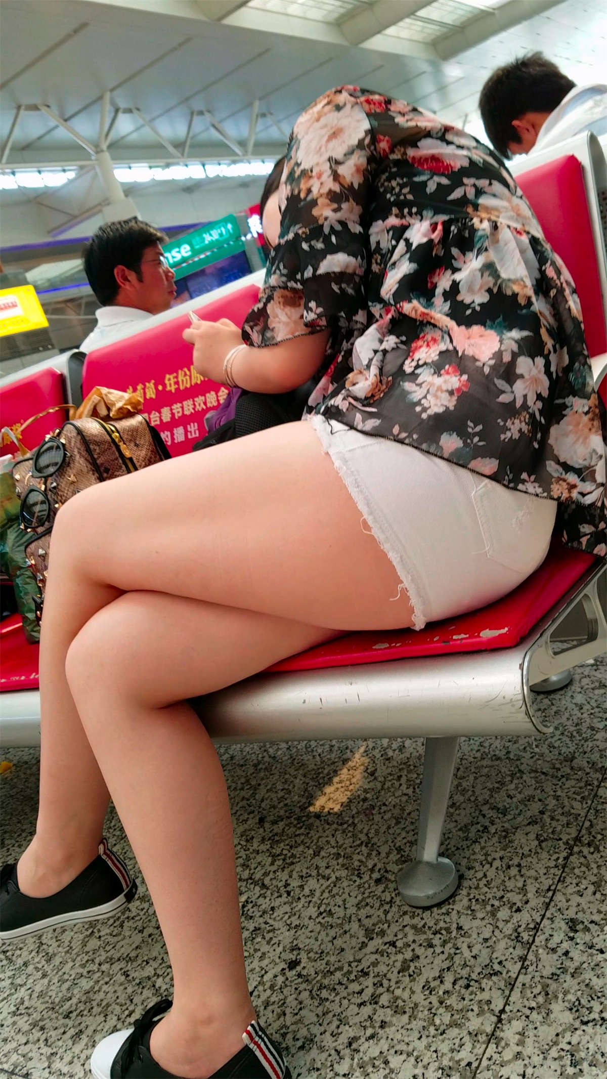 图片[2]-粉嫩白皙玉腿花衬衫小姐姐-日更街拍