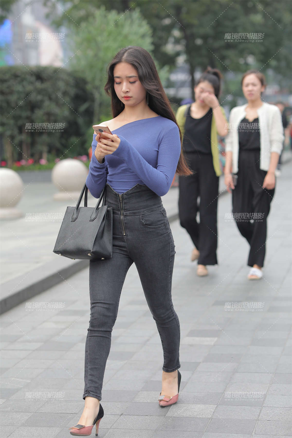 【凯恩赛贴】紧牛美臀小妹-日更街拍