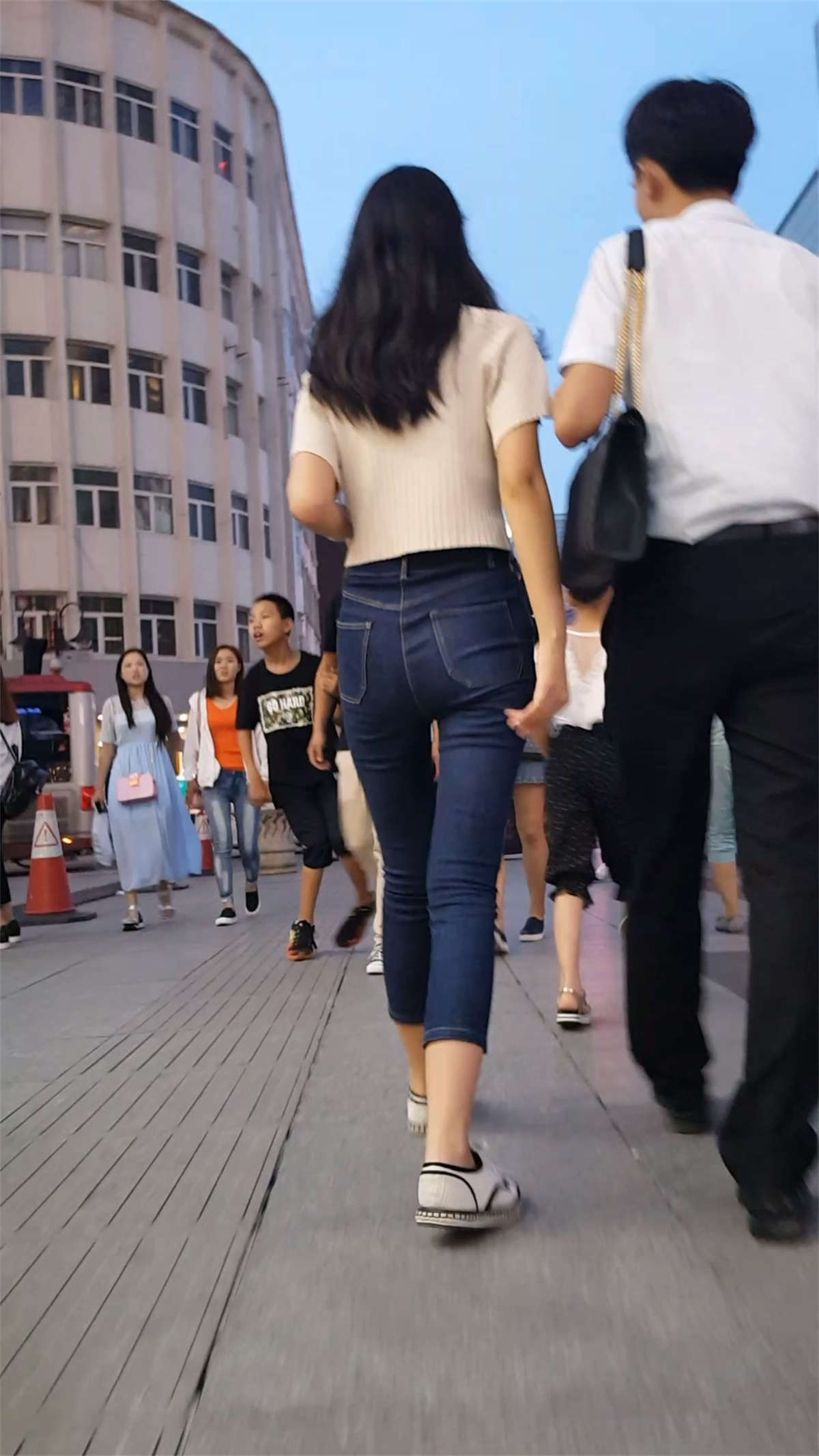 蓝色紧身牛仔裤长腿美少妇-日更街拍