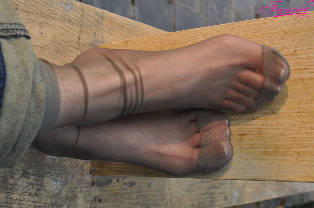 Fannie芬妮美足园NO.796 踏秋（深灰丝）-日更街拍