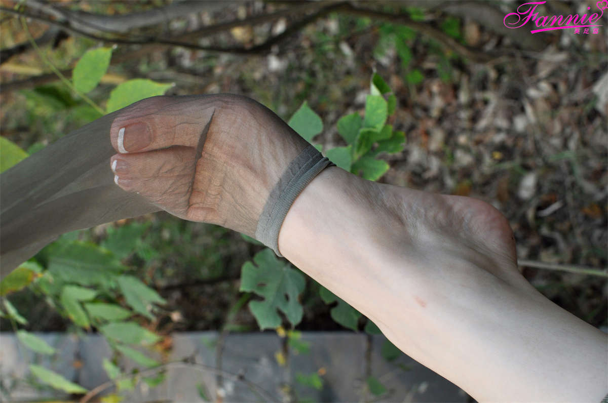 图片[2]-Fannie芬妮美足园NO.796 踏秋（深灰丝）-日更街拍