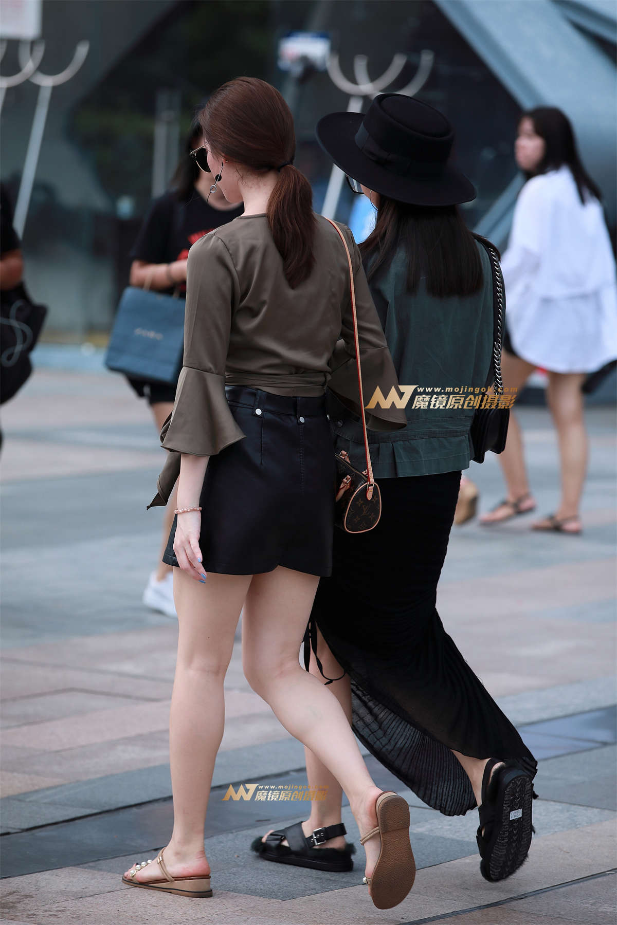 图片[2]-短裙，裸腿，凉拖-日更街拍