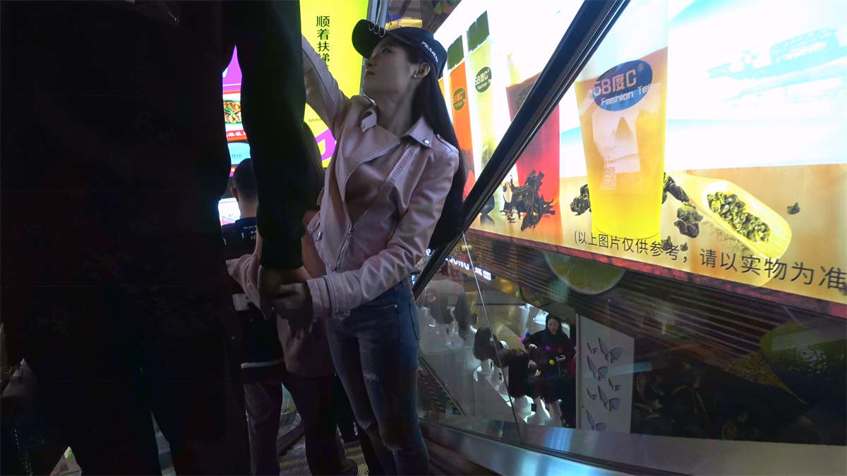 图片[2]-鸭舌帽紧身蓝牛美女-日更街拍