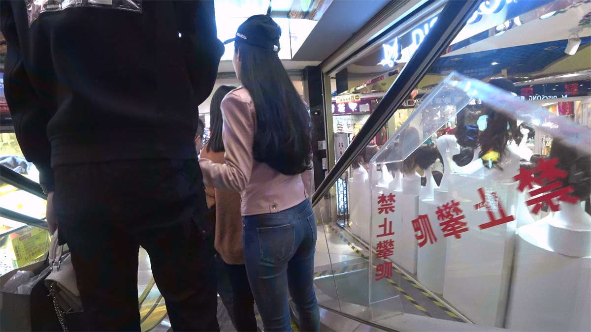 鸭舌帽紧身蓝牛美女-日更街拍