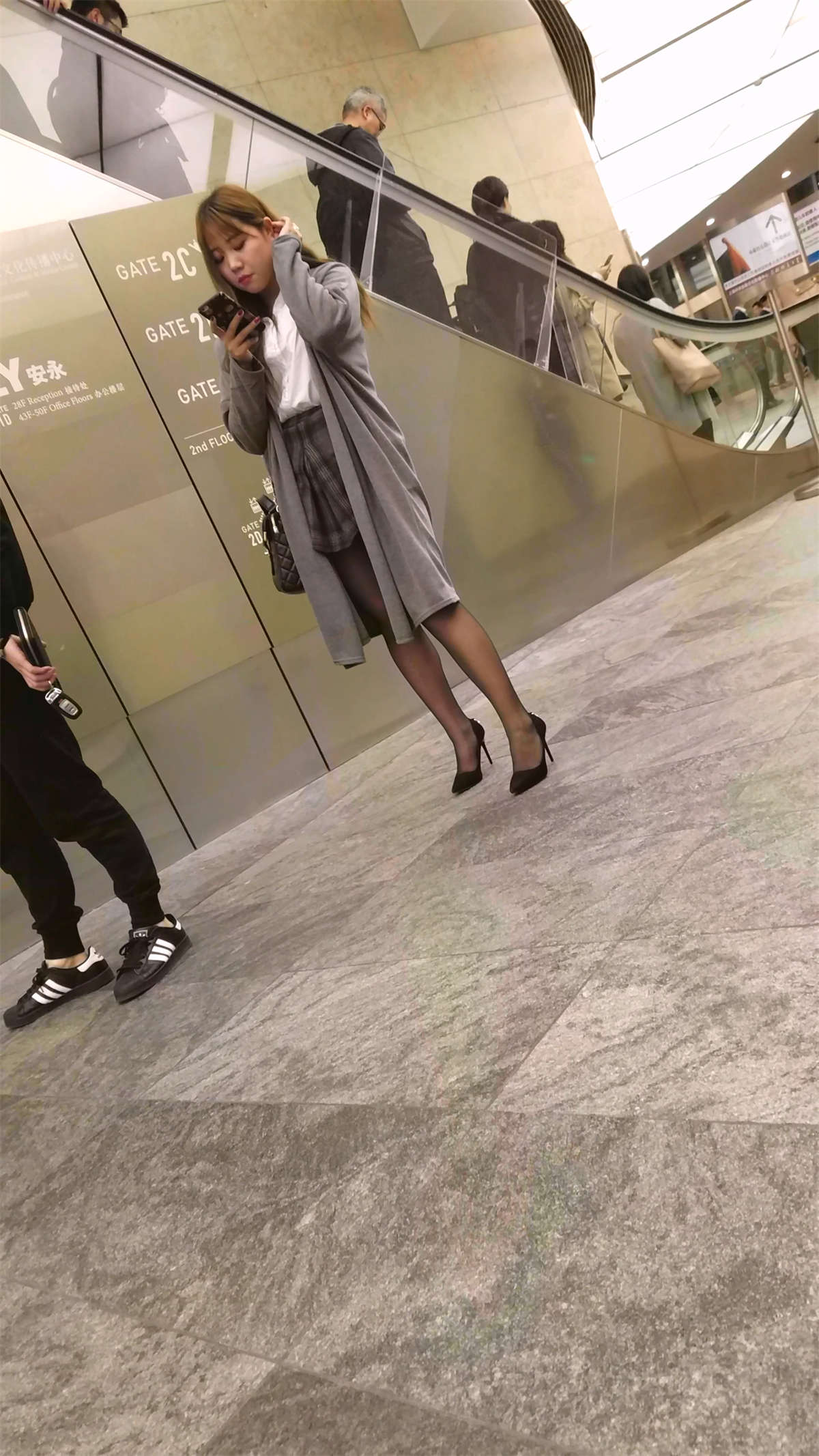 商场黑色丝袜高跟短裙长发美女-日更街拍