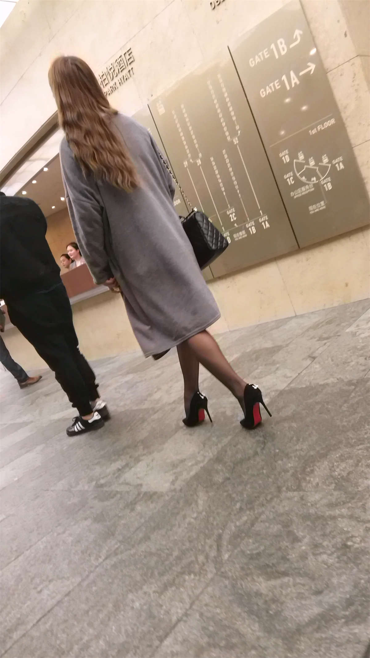 图片[2]-商场黑色丝袜高跟短裙长发美女-日更街拍