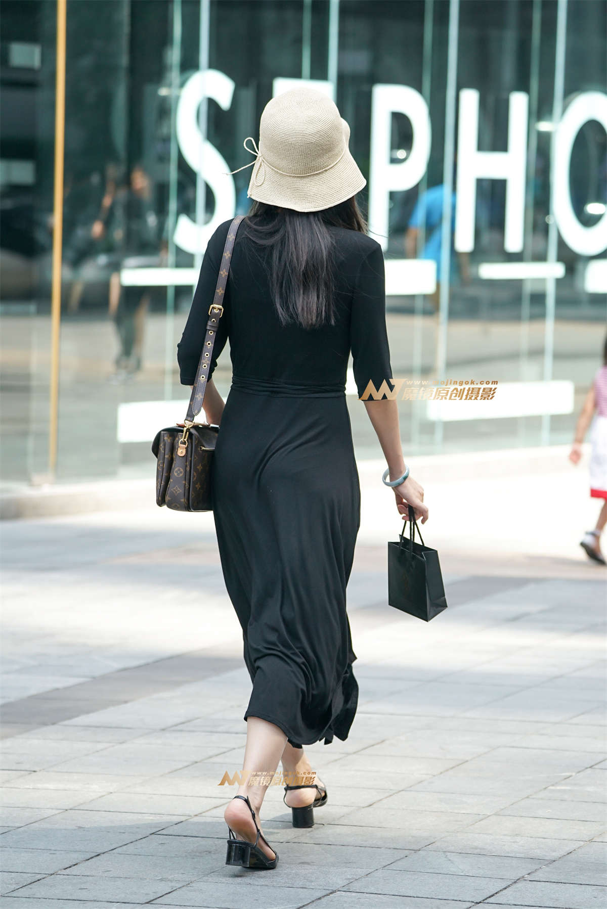 图片[2]-黑裙在风中舞动-日更街拍