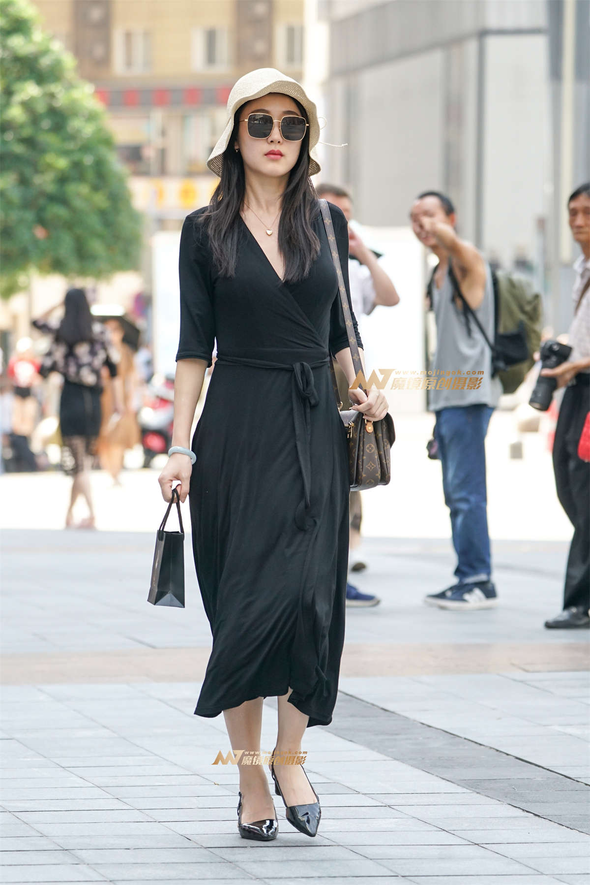 黑裙在风中舞动-日更街拍