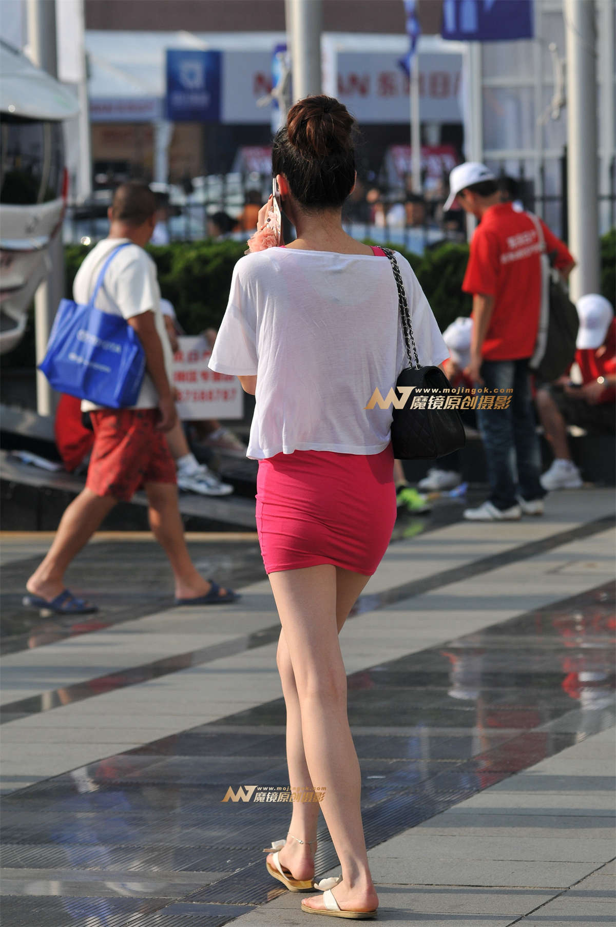 图片[2]-裹得紧紧的粉红短裙-日更街拍