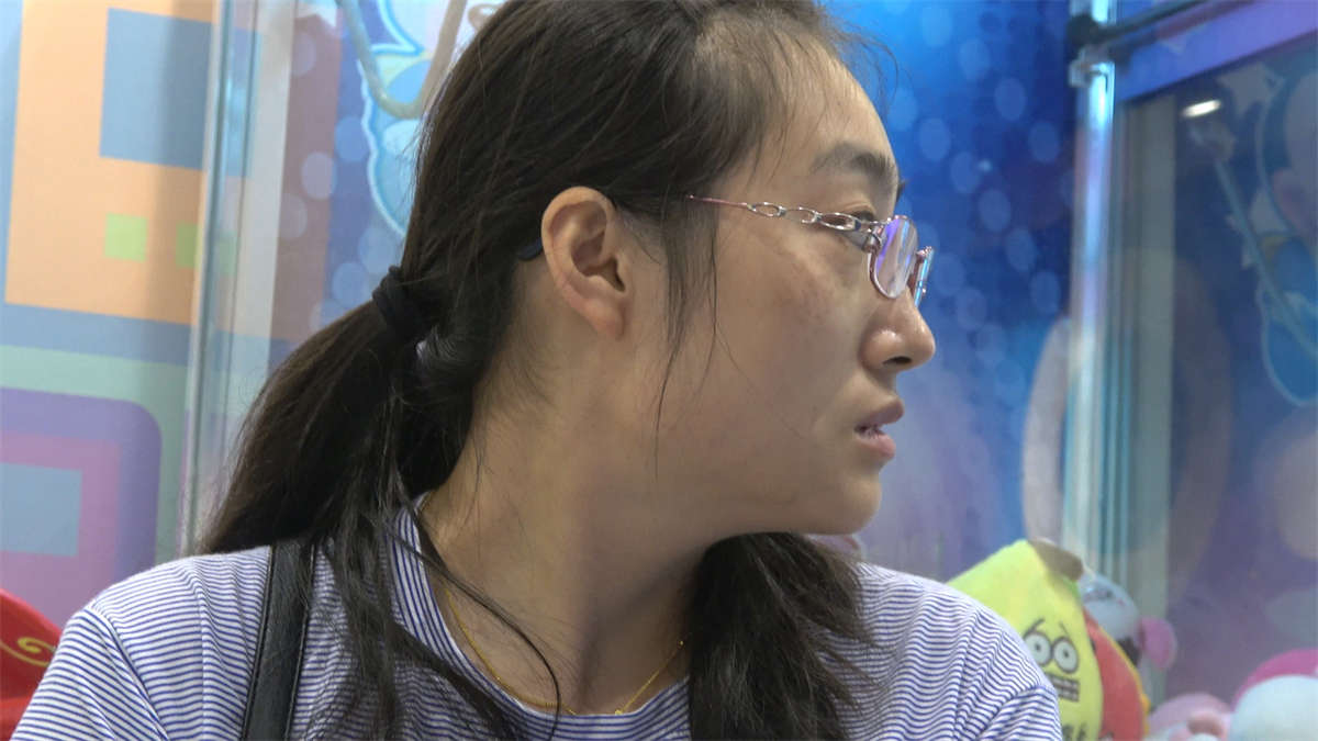 图片[2]-游乐场眼镜少妇凉鞋裸足-日更街拍