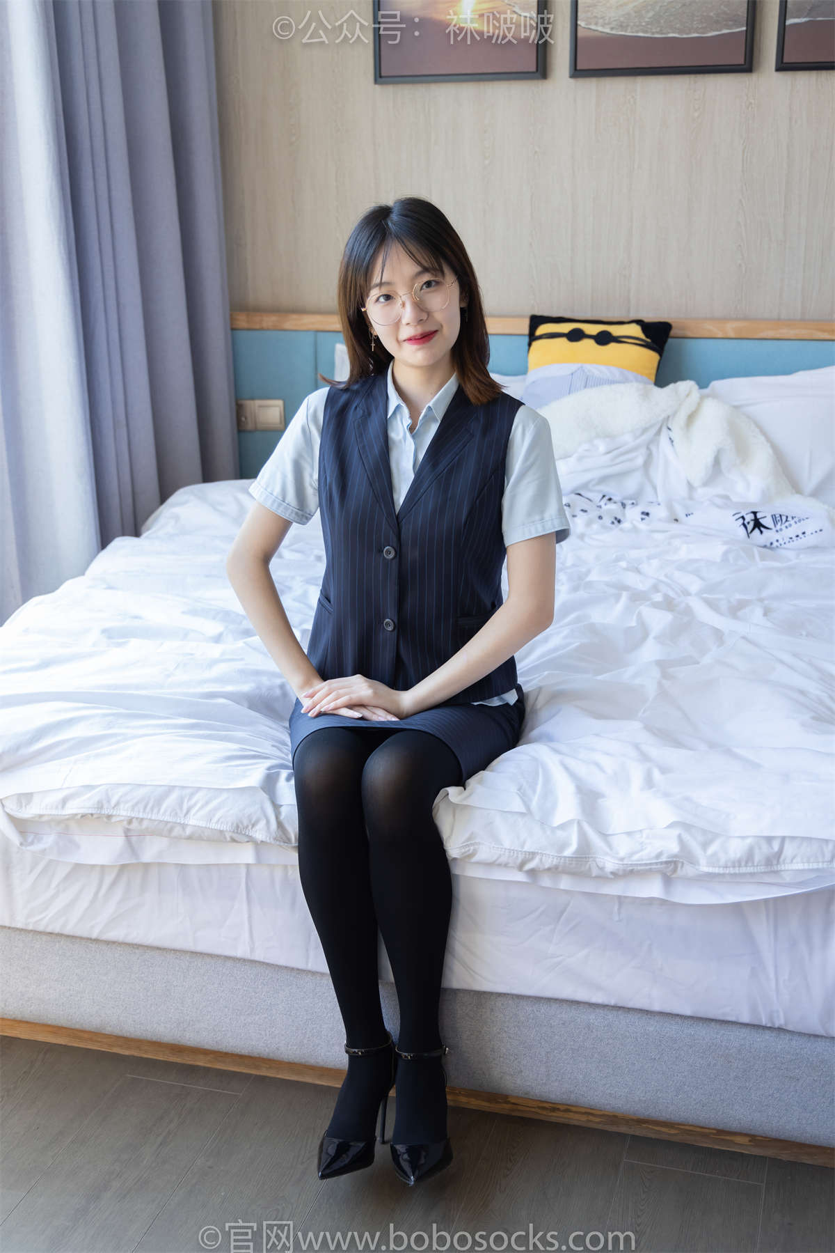 图片[2]-袜啵啵 No.038 小甜豆-建行行服、高跟鞋、厚黑丝花絮版-日更街拍