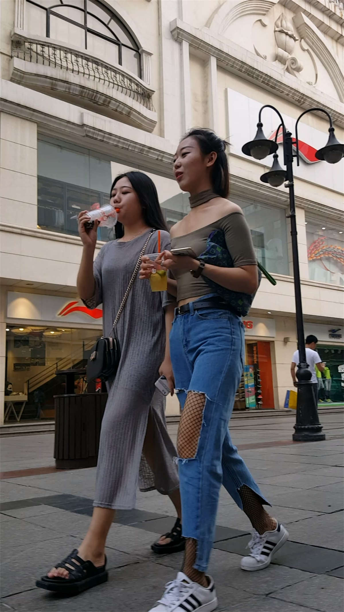 蓝色破洞牛仔裤时尚气质美女-日更街拍