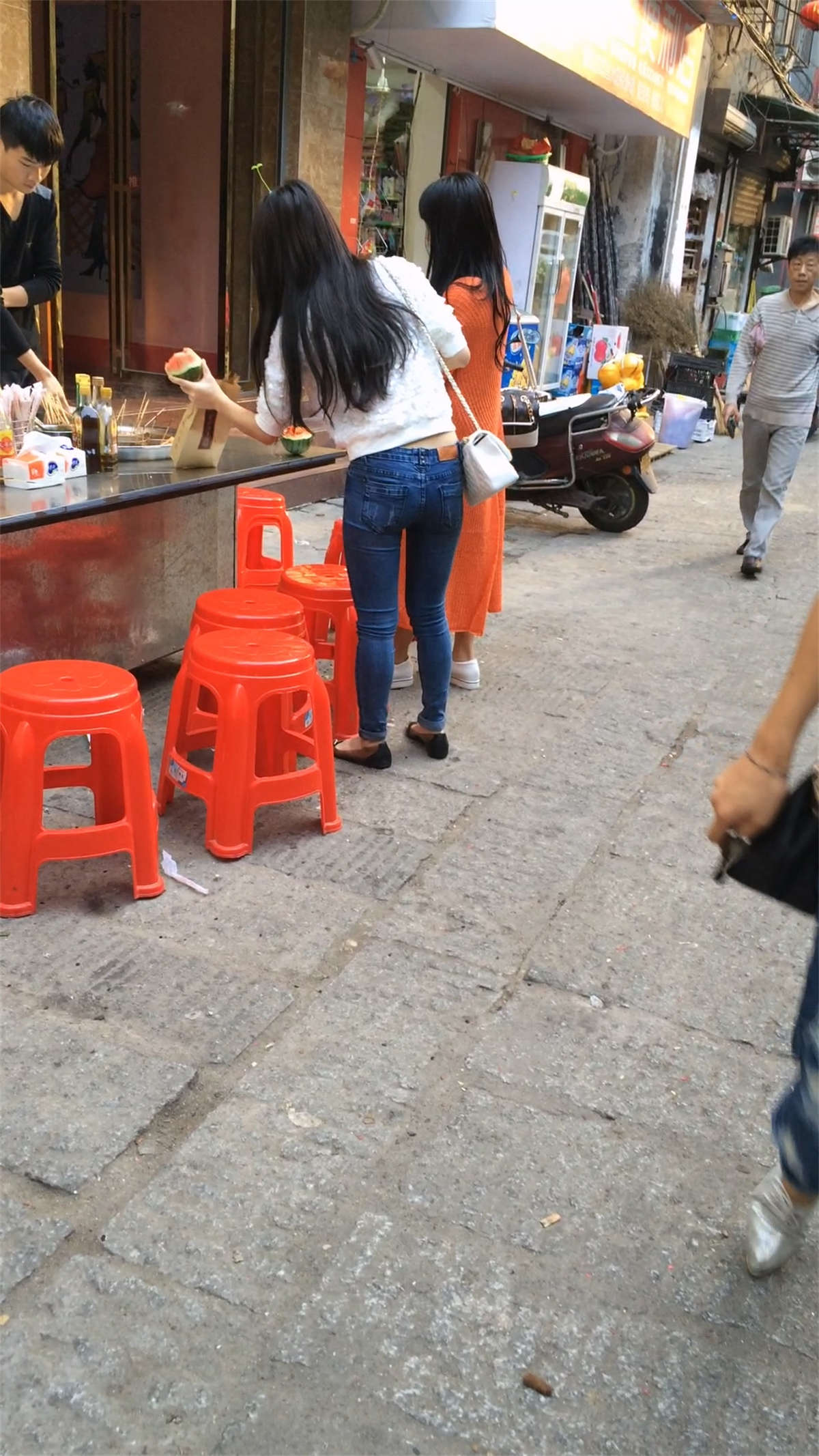 图片[2]-圆臀紧身蓝牛MM-日更街拍